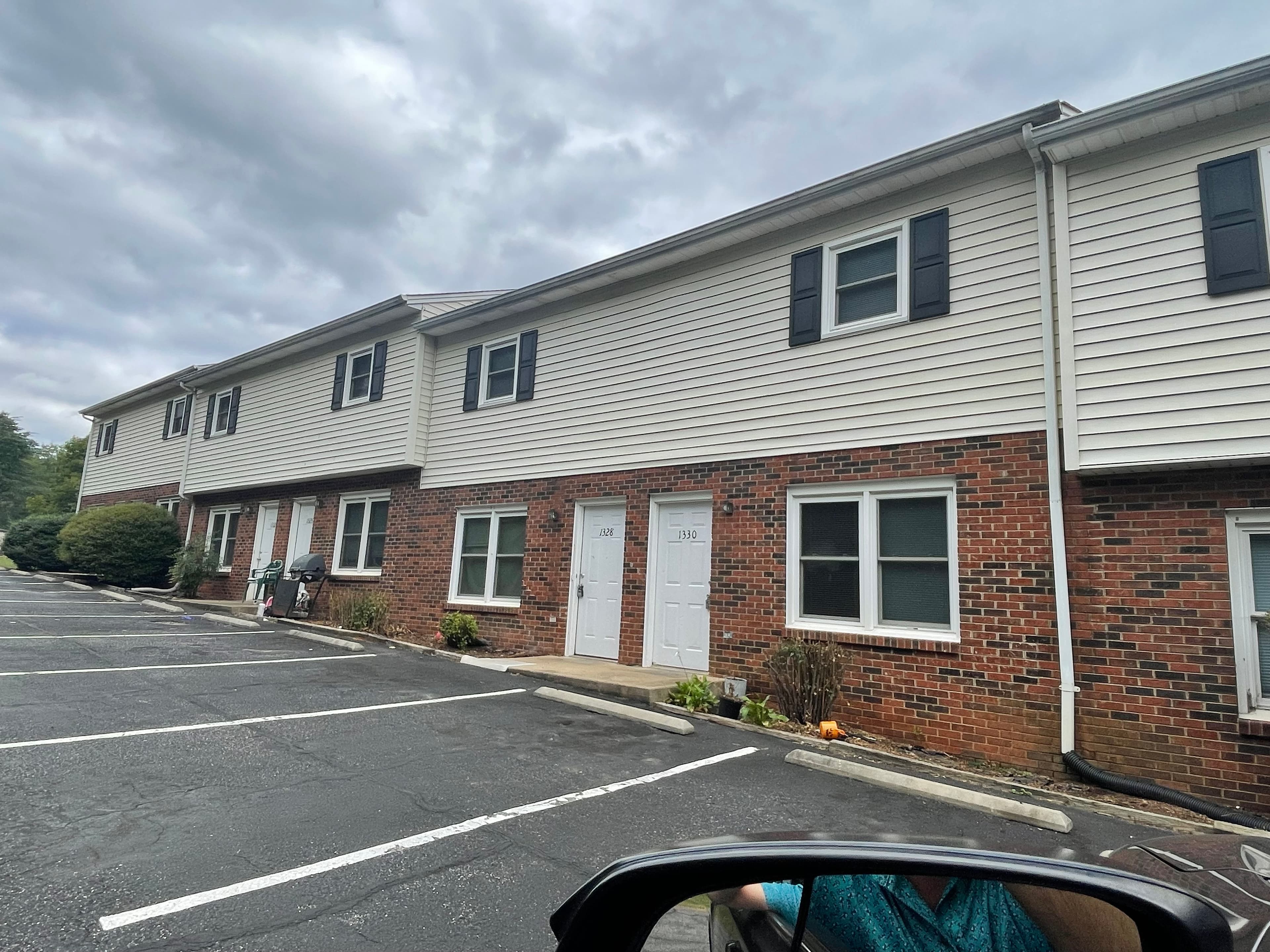 Commercial Pressure Washing Services in Huntersville: What Businesses Need to Know